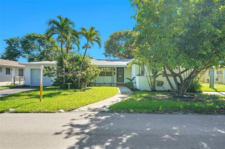 Property Photo: 917 N 17th Ave FL 33020