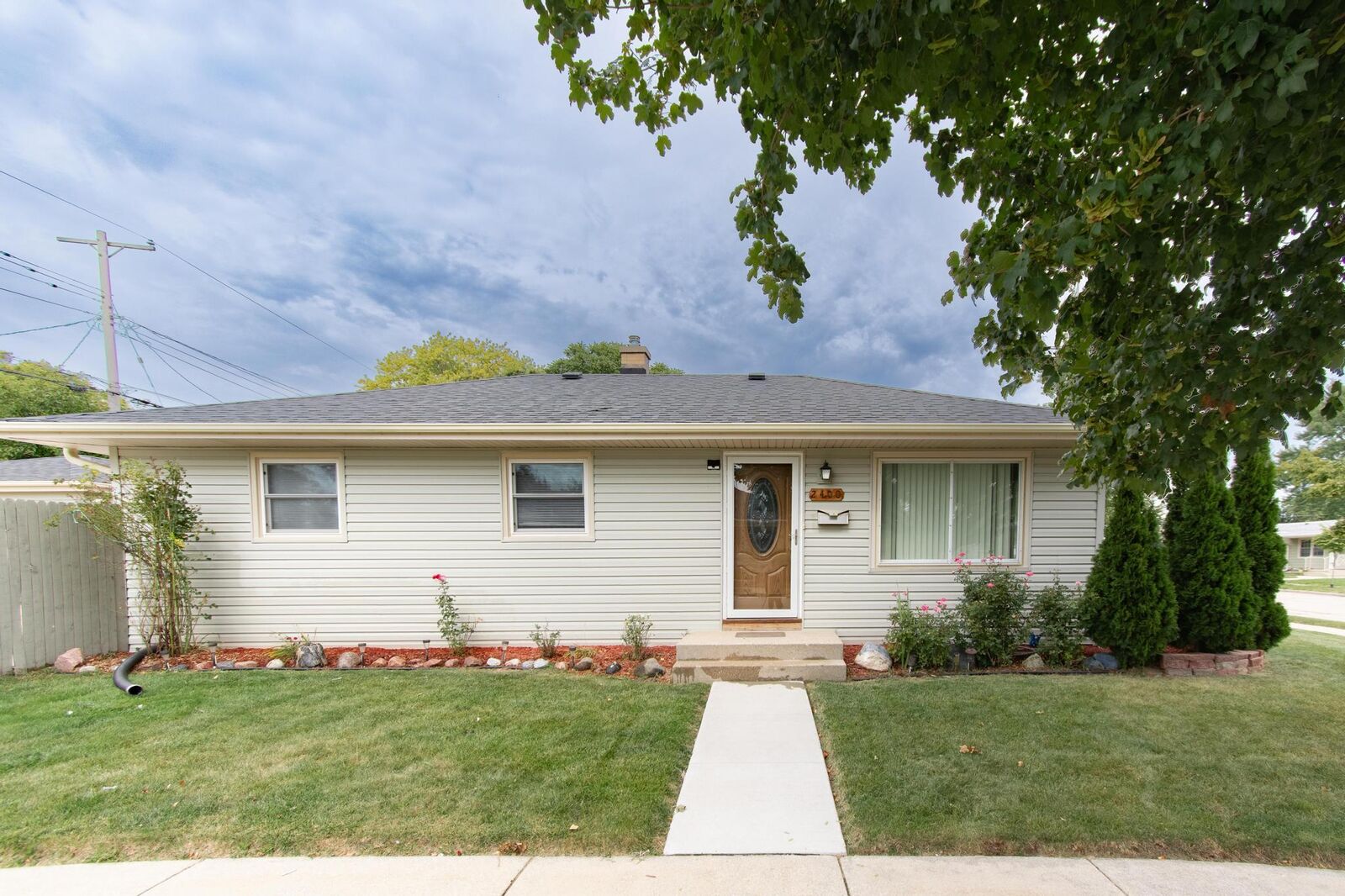 Property Photo: 2400 Romayne Ave WI 53404