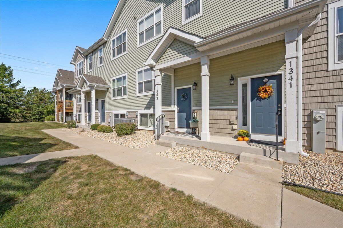 Property Photo:  1341 Carolyn Court  IL 60560 