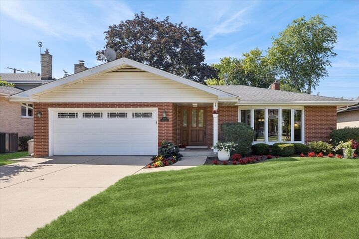 Property Photo:  1140 S Stone Avenue  IL 60525