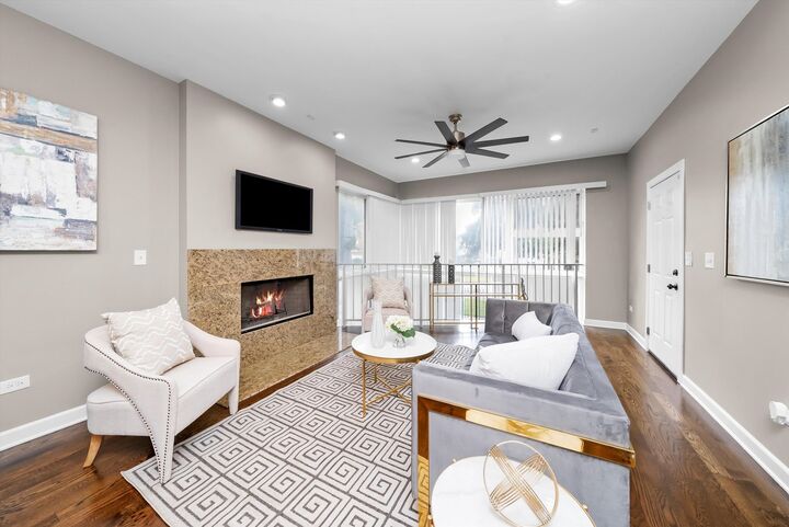 Property Photo: 450 E Bowen Avenue 1E IL 60653