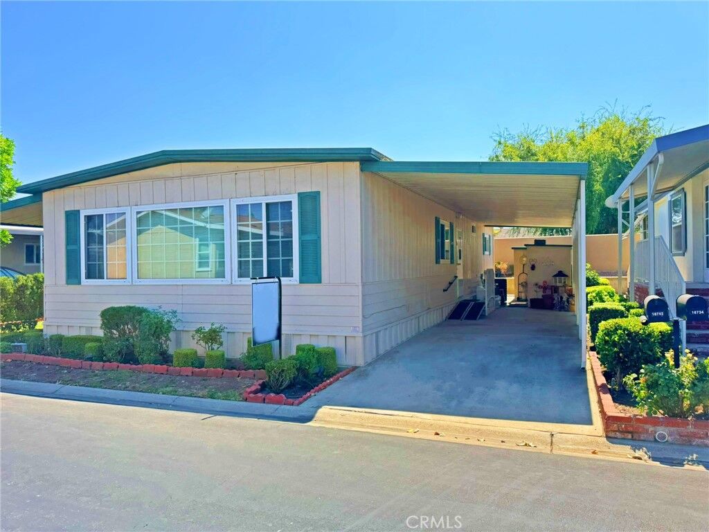 Property Photo: 16742 Lake Park Way CA 92886