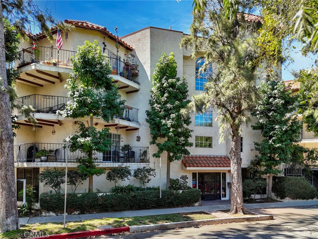 Property Photo: 4249 Longridge Avenue 102 CA 91604