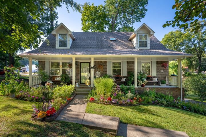 Property Photo: 402 Crabtree Cir TN 37040