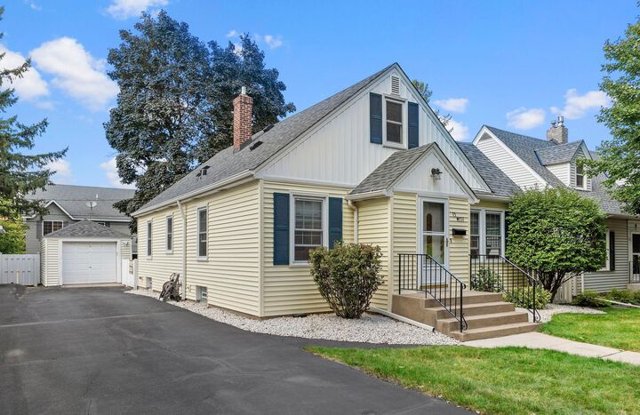 Property Photo:  15 Belvidere Street W  MN 55107 