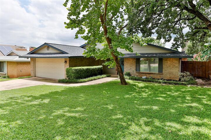 Property Photo: 2812 Meandering Way TX 76021