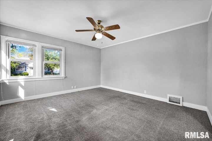 Property Photo:  1011 W Forrest Hill Avenue  IL 61604 