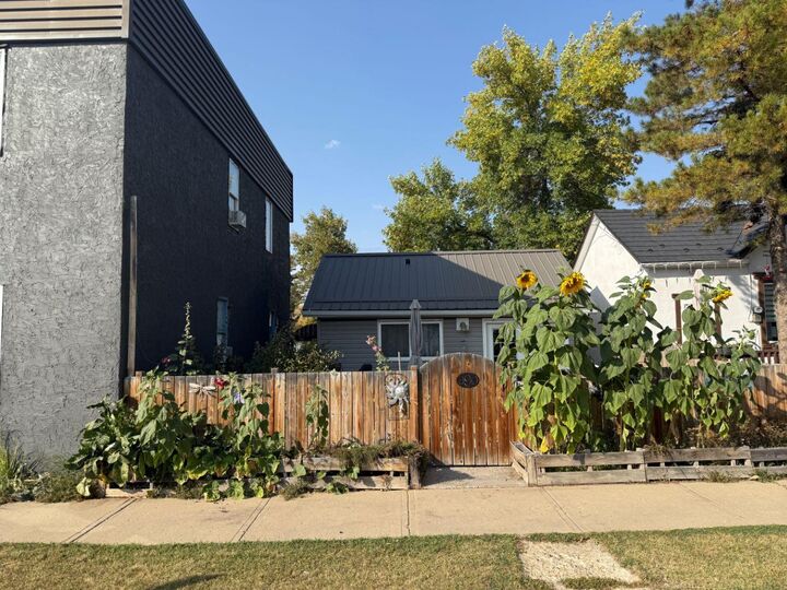 690 3 Avenue W  Drumheller AB T0J 0Y3 photo