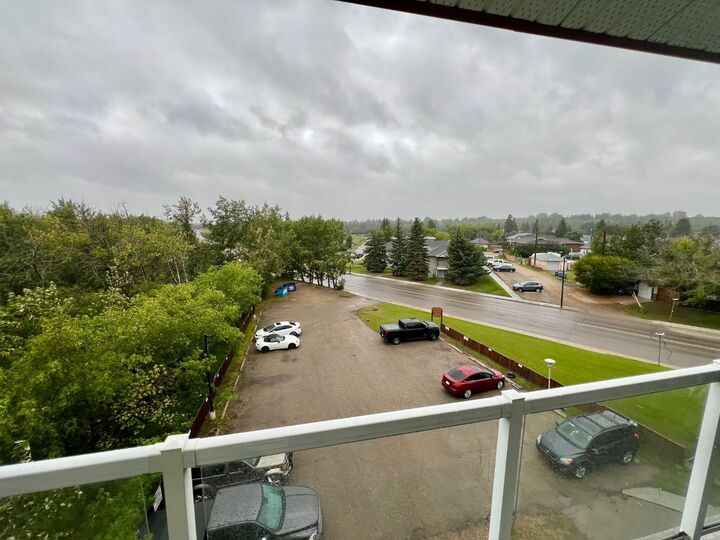 Property Photo: 5519 Kerry Wood Drive 305 AB T4N 4X3