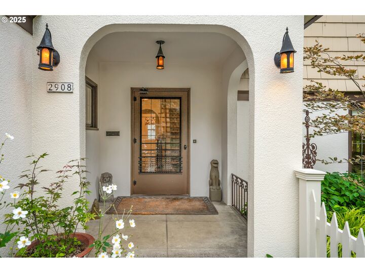 Property Photo:  2908 SE Tolman St  OR 97202 