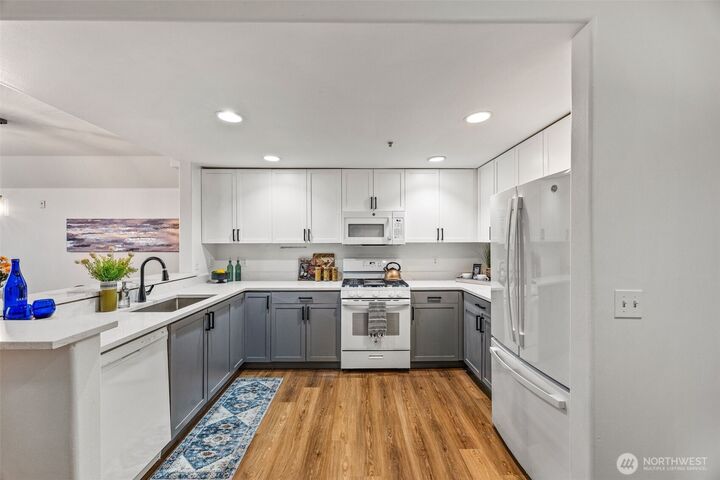 Property Photo:  4722  12th Avenue NE 203  WA 98105 