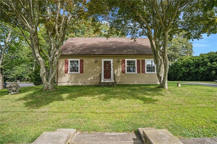 Property Photo:  7 Annawamscutt Drive  RI 02809 
