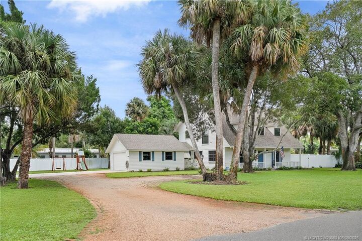 Property Photo: 217 SE Oriole Avenue FL 34996