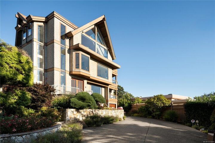 Property Photo:  711 Robleda Cres  BC V8S 3K6 