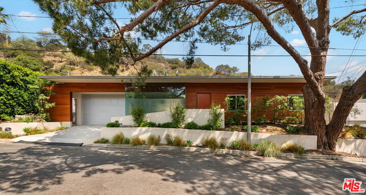 8137 Amor Rd  Los Angeles CA 90046 photo