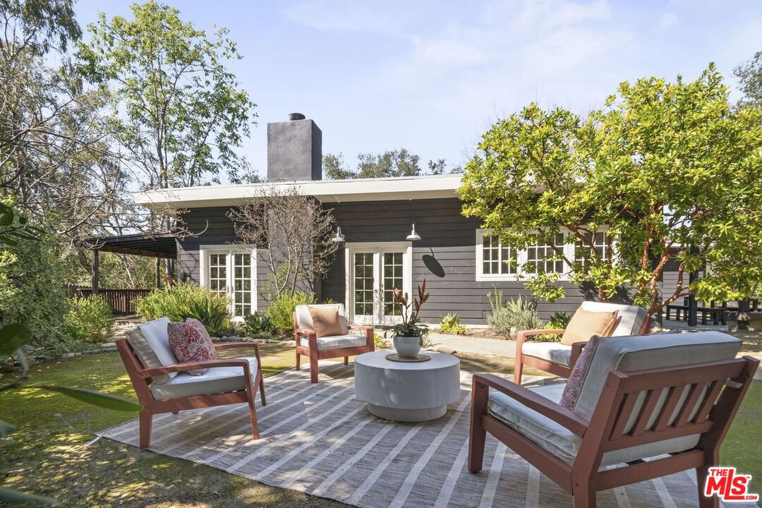 Property Photo:  1128 Canyon Trl  CA 90290 