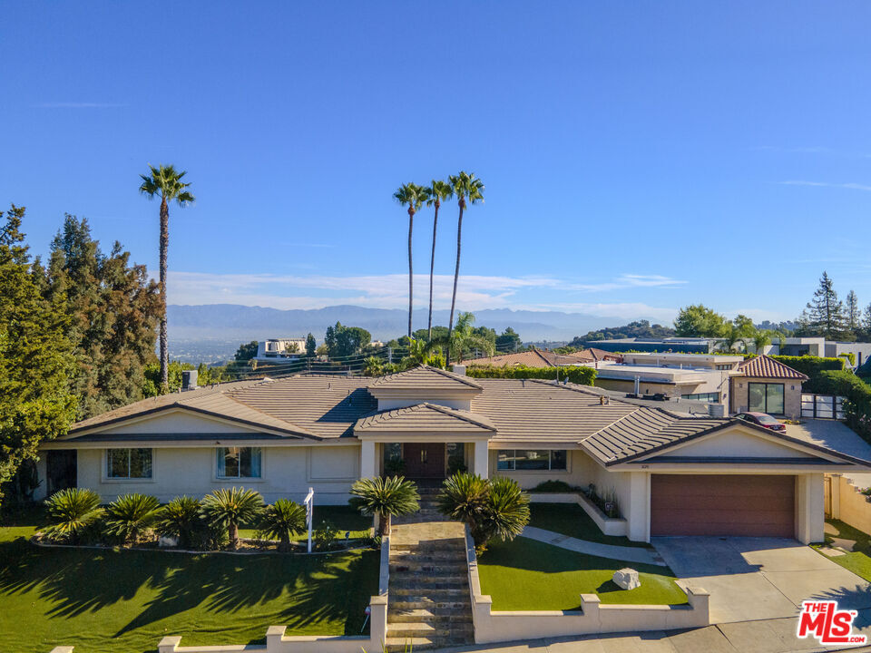 Property Photo:  3120 Elvido Dr  CA 90049 