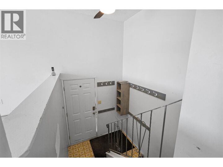 Property Photo:  762 Windsor Avenue  BC V2B 2B6 
