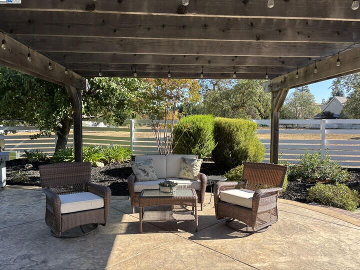 Property Photo:  2304 White Oak Pl  CA 94550 