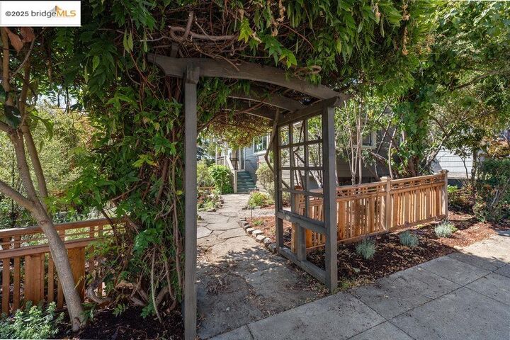 Property Photo: 1178 Oxford St CA 94707