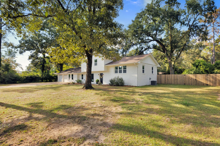 Property Photo: 147 Gillis Drive FL 32536