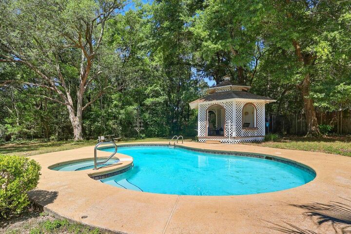 Property Photo:  113 Thurston Place  FL 32536 