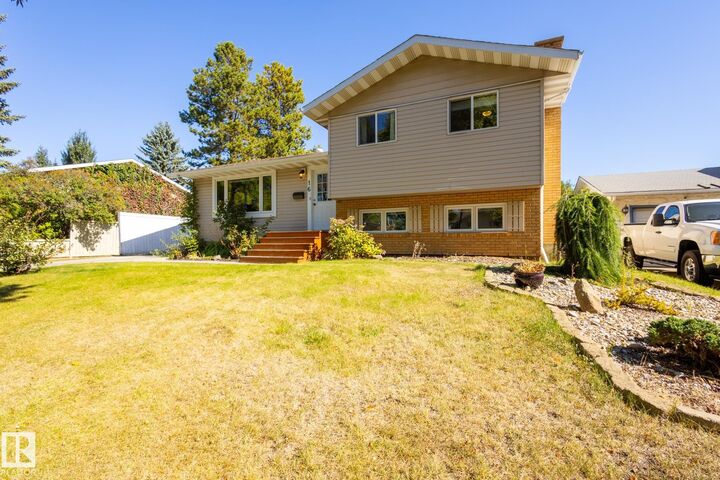 Property Photo:  16 Larose Drive  AB T8N 1S6 