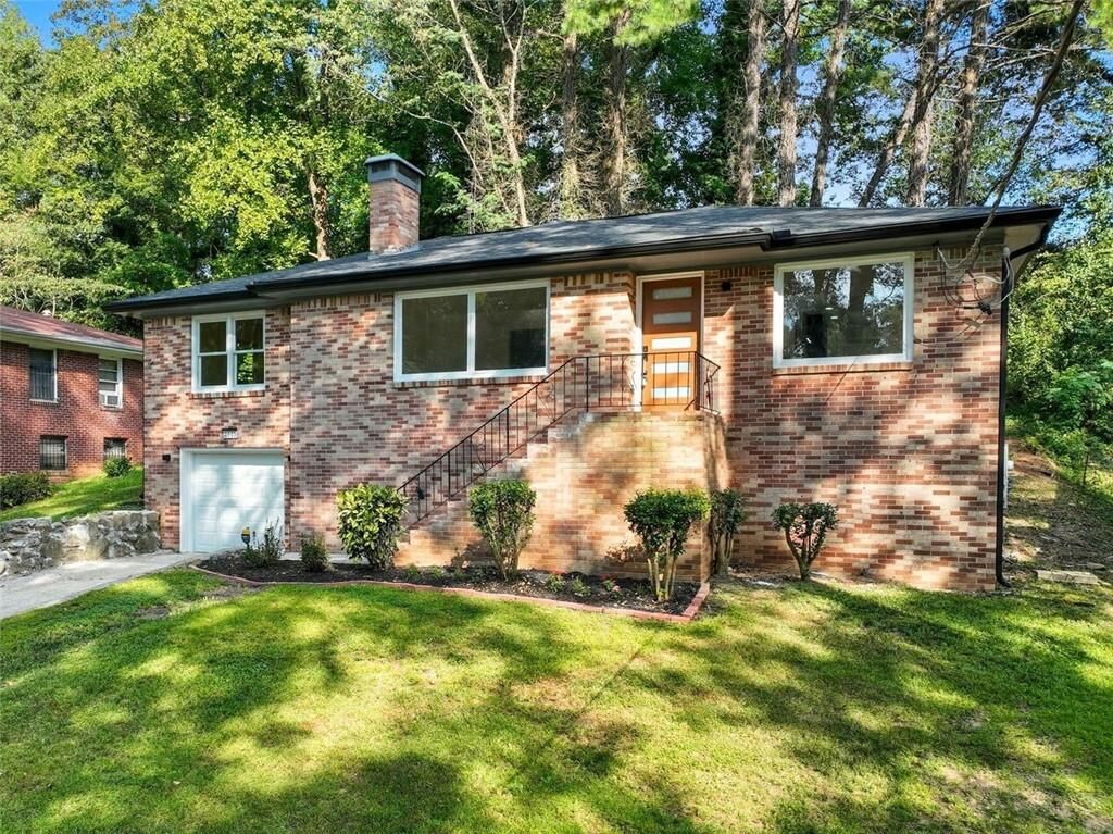 Property Photo: 2885 Dale Creek Drive NW GA 30318