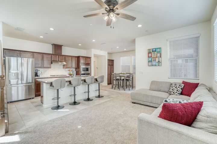 Property Photo: 933 Winchell Way W CA 93636