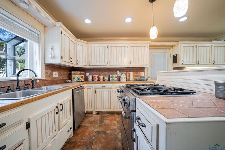 Property Photo: 921 N Montgomery St TX 75644