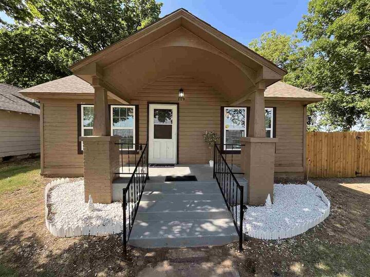 Property Photo: 209 NW Arlington Ave OK 73507