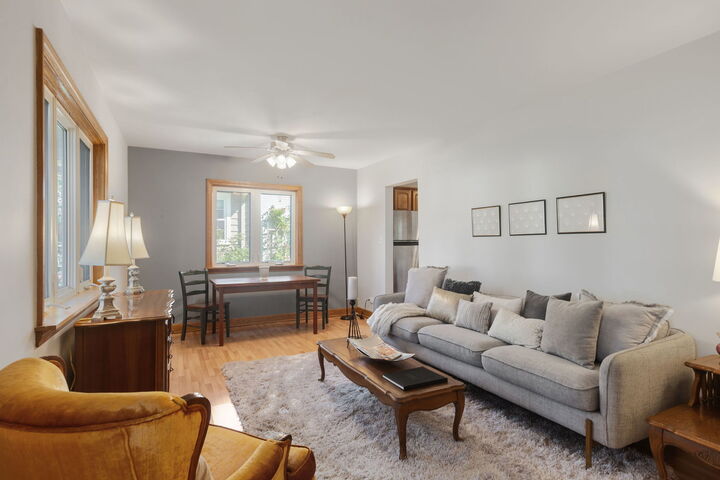 Property Photo:  827 N Walnut Avenue  IL 60004 