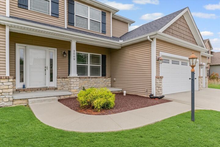 Property Photo:  2009 Savanna Drive  IL 61822
