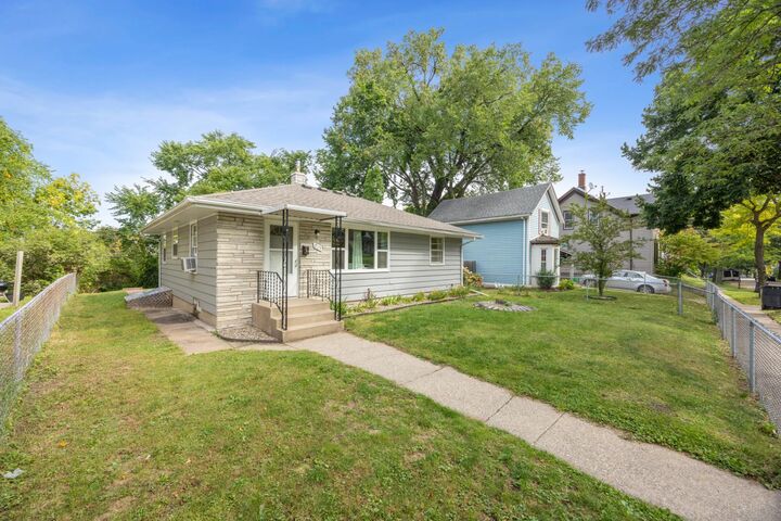 Property Photo:  215 Morton Street E  MN 55107 