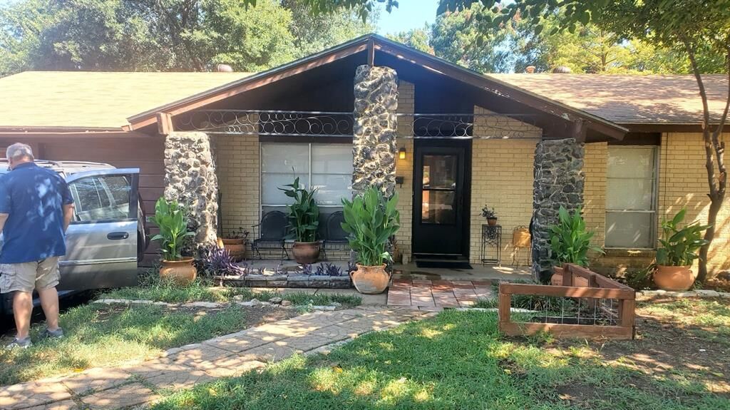 Property Photo:  4725 Saint Lawrence Road  TX 76103