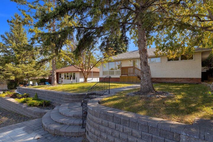 Property Photo:  419 33 Avenue NE  AB T2E 2J2