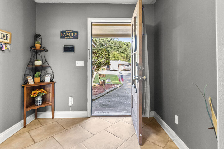 Property Photo:  703 Auburn Dr  LA 70634 