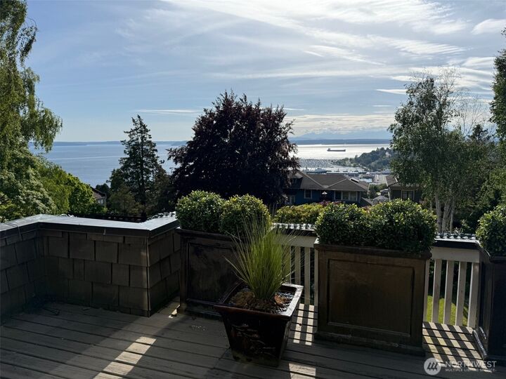 Property Photo:  1422  8th Avenue W  WA 98119 