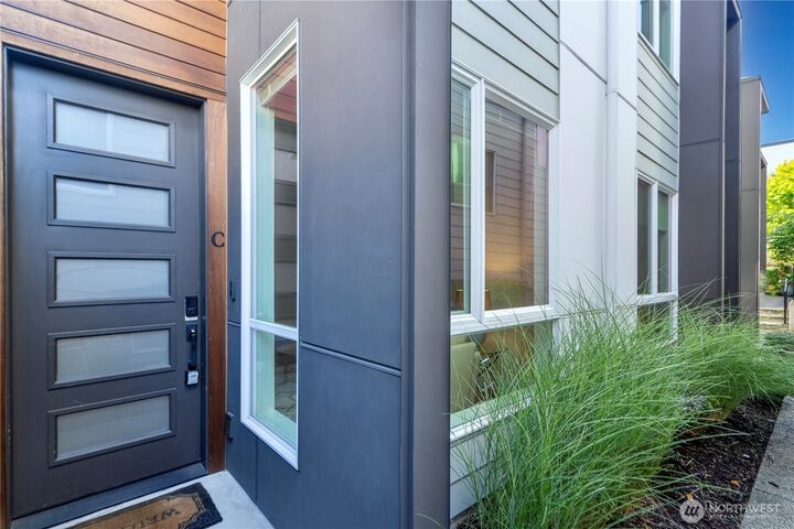 Property Photo:  2218  Franklin Avenue E C  WA 98102 