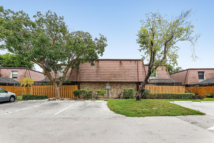 Property Photo:  7526 Courtyard Run E  FL 33433 