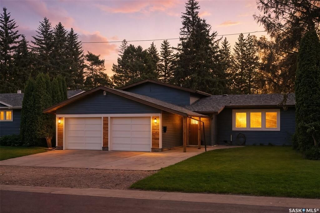 Property Photo:  3123 Mountbatten Street  SK S7M 3T3 