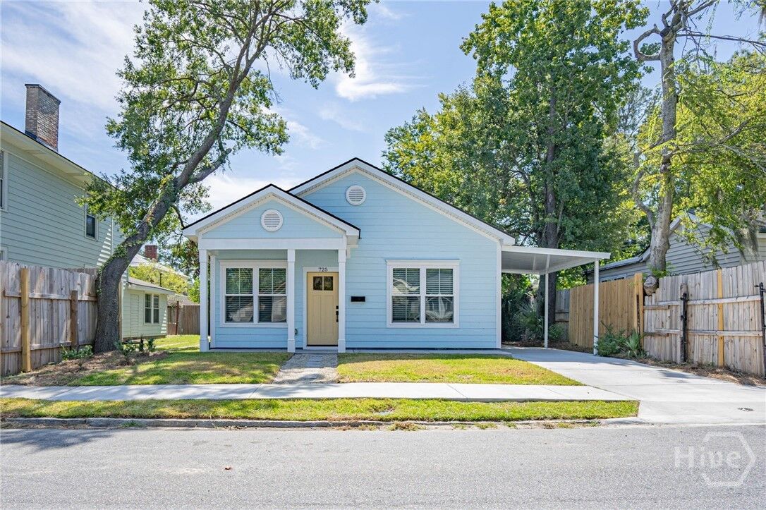 Property Photo: 725 E 39th Street GA 31401