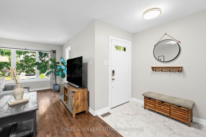 Property Photo:  416 Vendevale Avenue  ON K2S 0M6 
