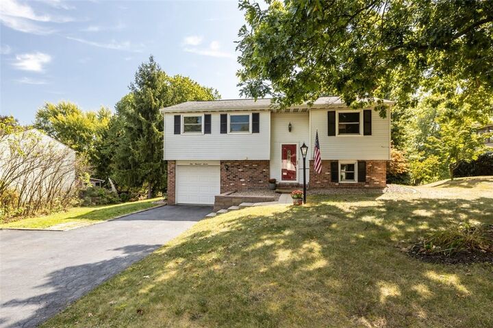 Property Photo:  107 Woodridge Drive  PA 16066 
