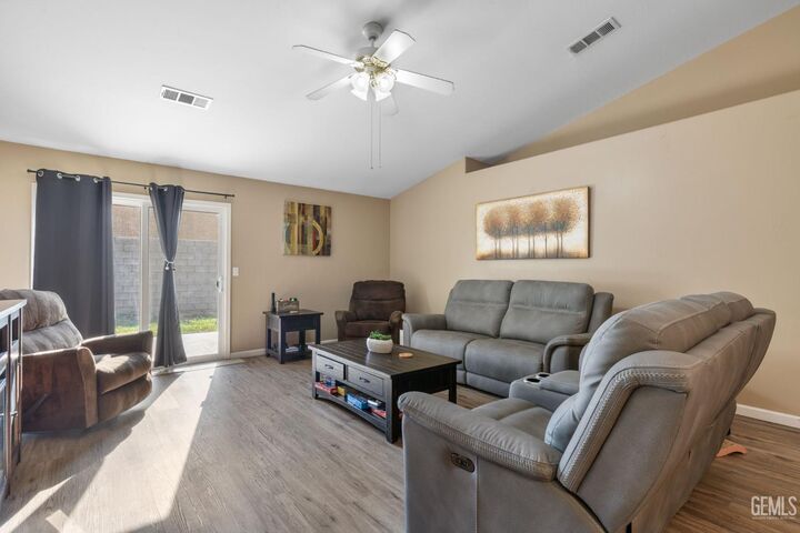 Property Photo: 3550 Crescent Meadow Drive CA 93308