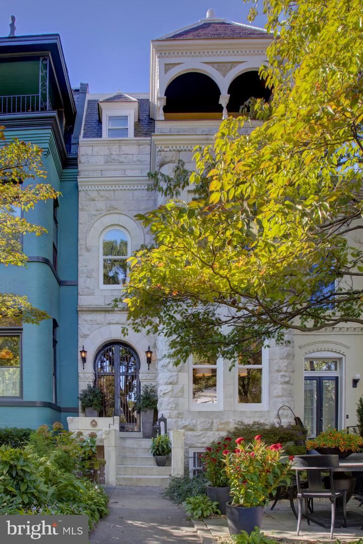 Property Photo:  907 East Capitol Street SE  DC 20003 