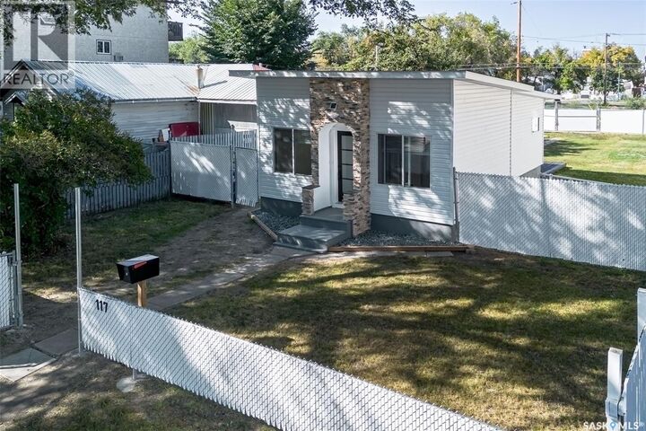 Property Photo: 117 U Avenue S SK S7M 3B9