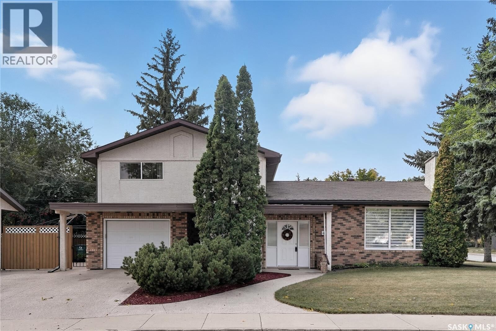 Property Photo:  402 Witney Avenue S  SK S7L 3M7 
