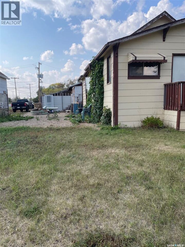 Property Photo:  2068 Connaught Street  SK S4T 4T7 