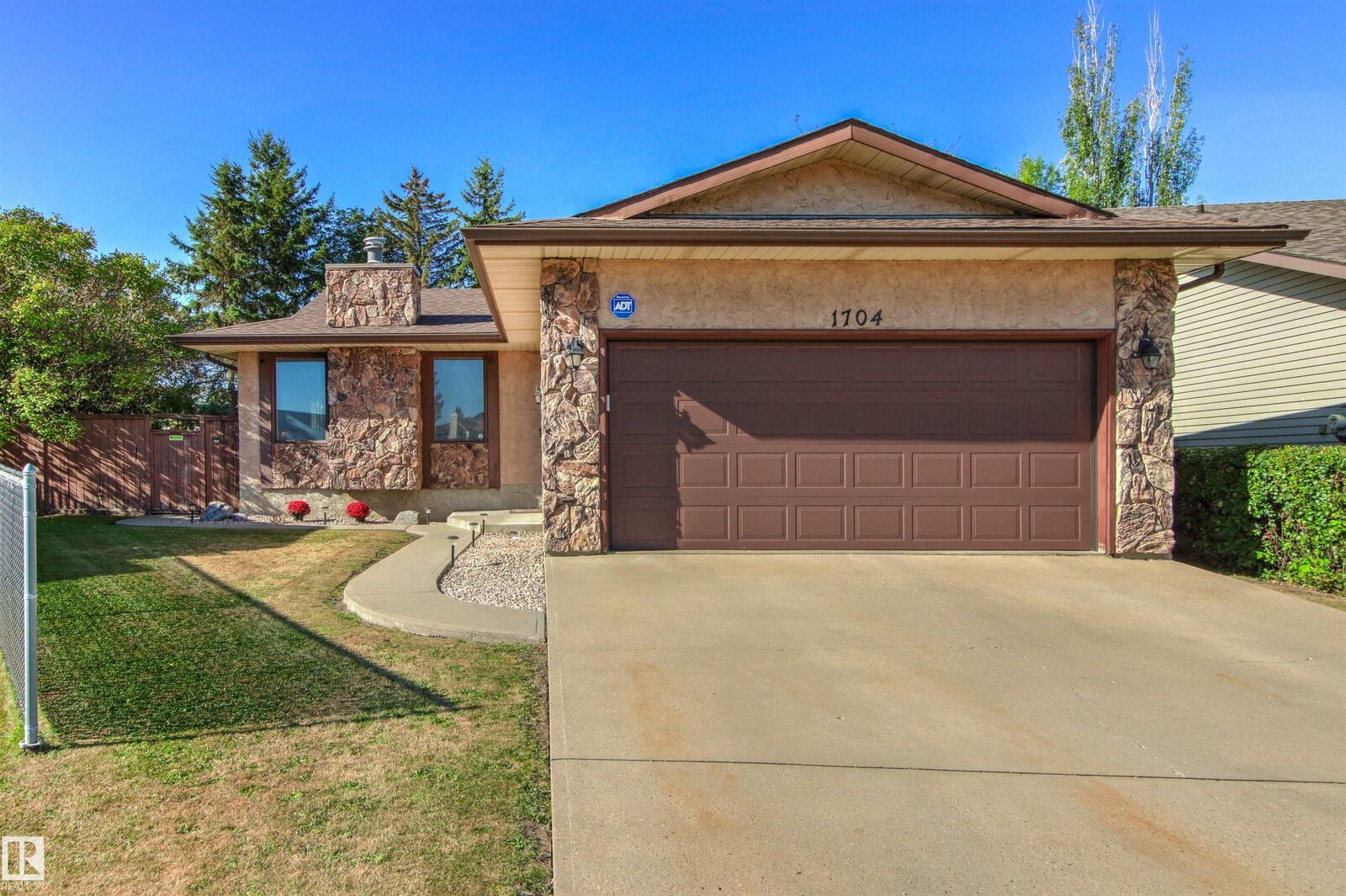 Property Photo:  1704 39 Street NW  AB T6L 2R5 